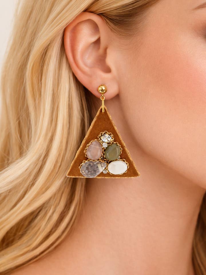 Boucles d'oreilles pendantes triangle en gemme de terre pour la vente par Le Zohar