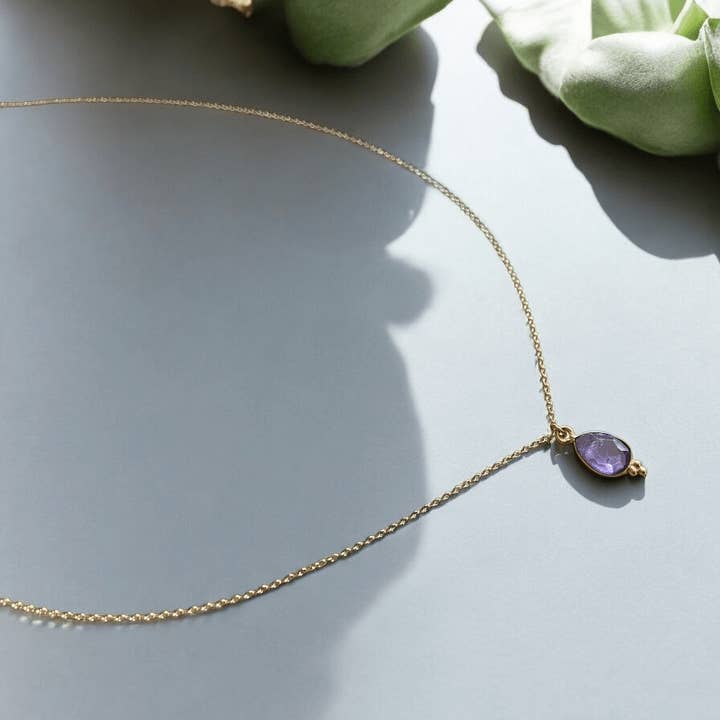 Dråbeformet halskæde med naturlig sten for engroshandel hos Clary Scott Paris