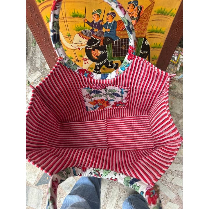 Bhawana Handicrafts - Wholesale Draagtas - Dames - Met de hand bedrukte omkeerbare draagtas met bloemen Handgemaakte gewatteerde tas3