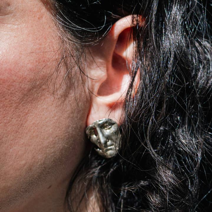 Maschera teatrale fatta a mano dall'artista e designer locale itaniano per la vendita all'ingrosso da parte di Maral Kunst