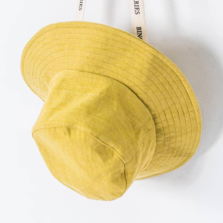 Chapeau de pêcheur 90's jaune pour la vente par Bingin Diaries