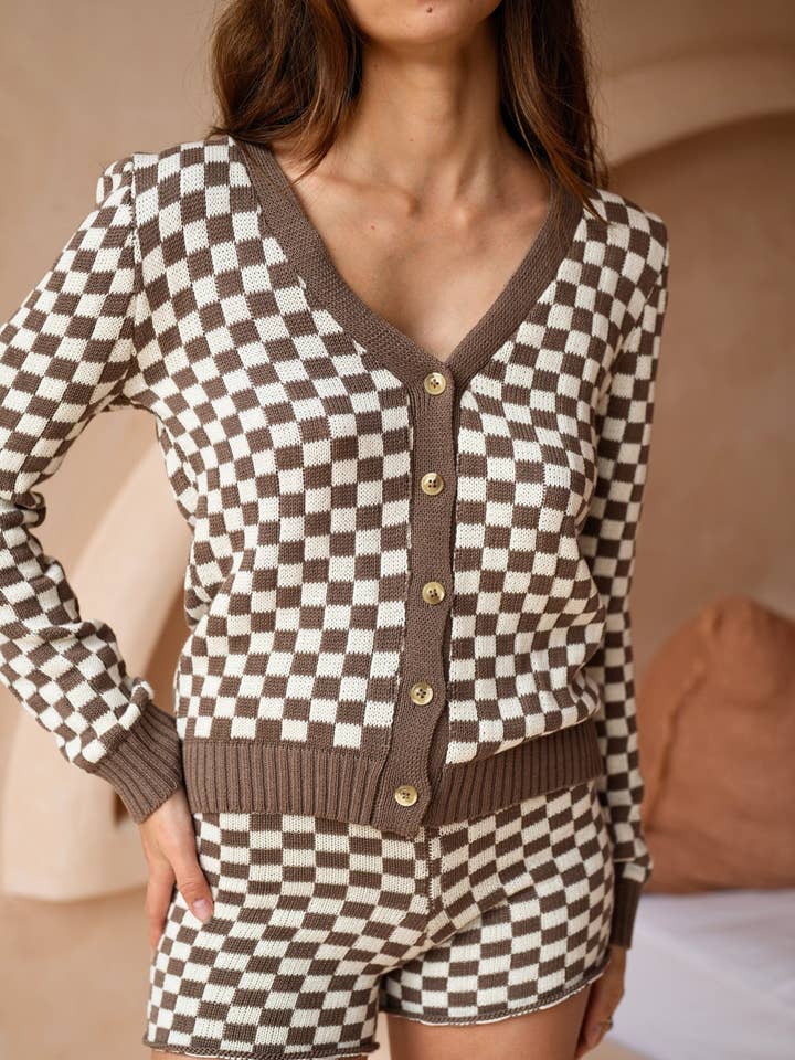 Cardigan en maille à carreaux Annie en marron pour la vente par Pink Haley