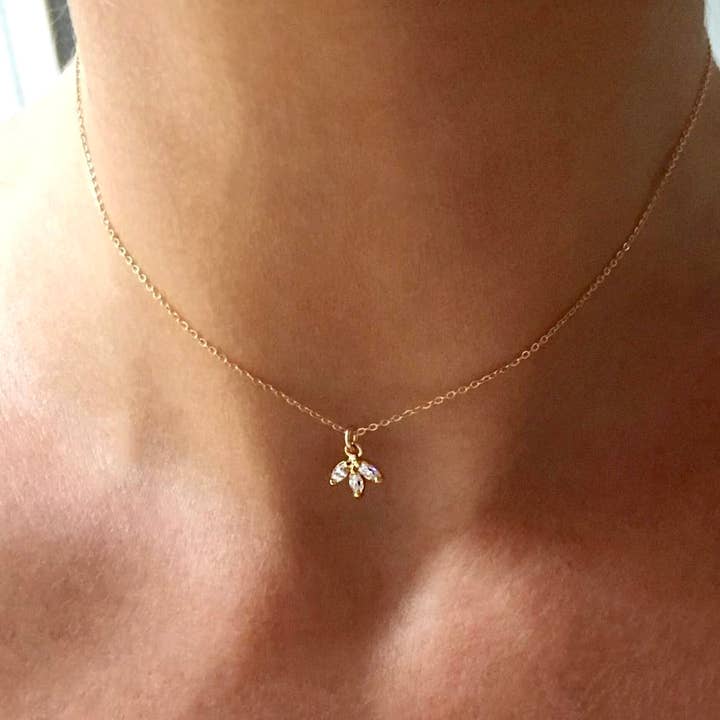 Choker met sprankelende bloemblaadjes voor wholesale door Ruby Tulip