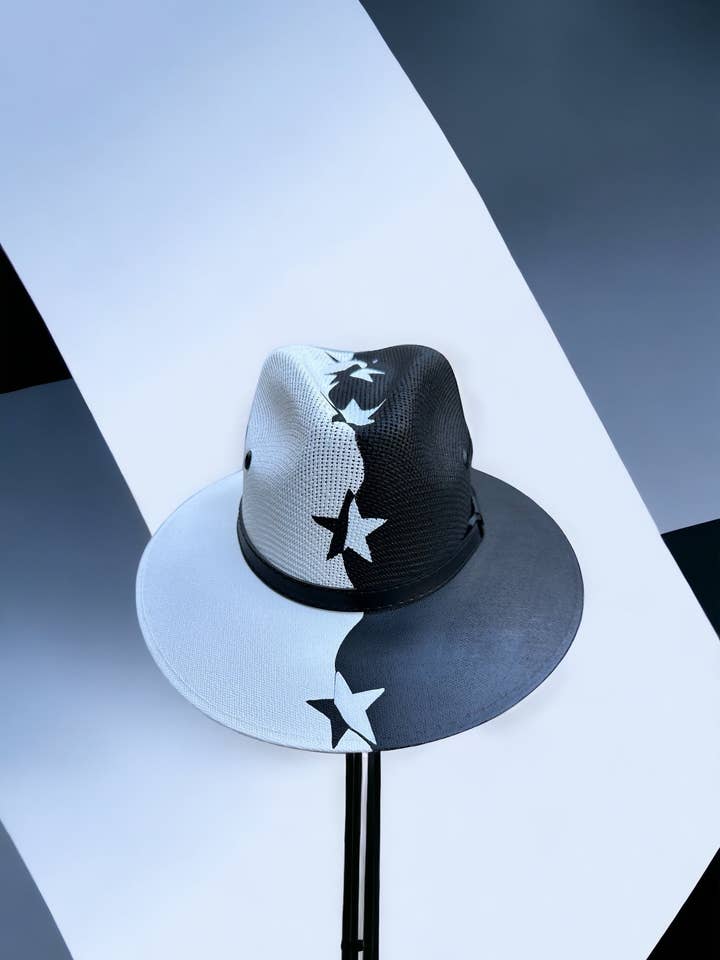 Chapeau en toile de jute peinte Stella Split pour la vente par Bella Soul