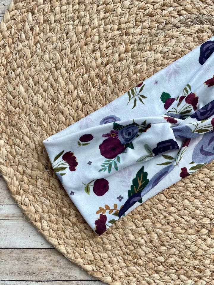 Bandeau torsadé en tricot violet intemporel pour la vente par Designs by Rachel Joy