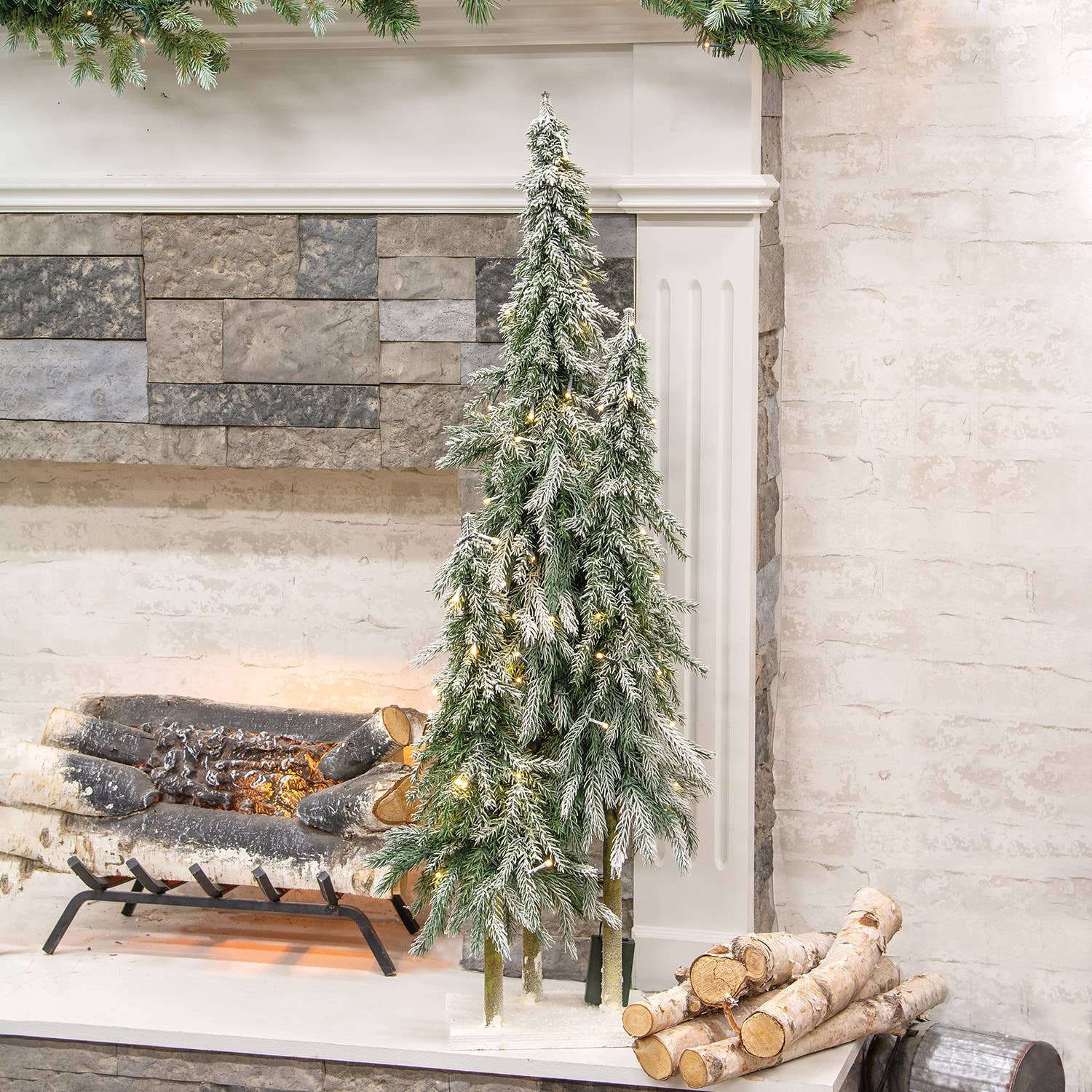 Bright Ideas - Vente Décoration de Noël - Grands pins enneigés éclairés sur la base1