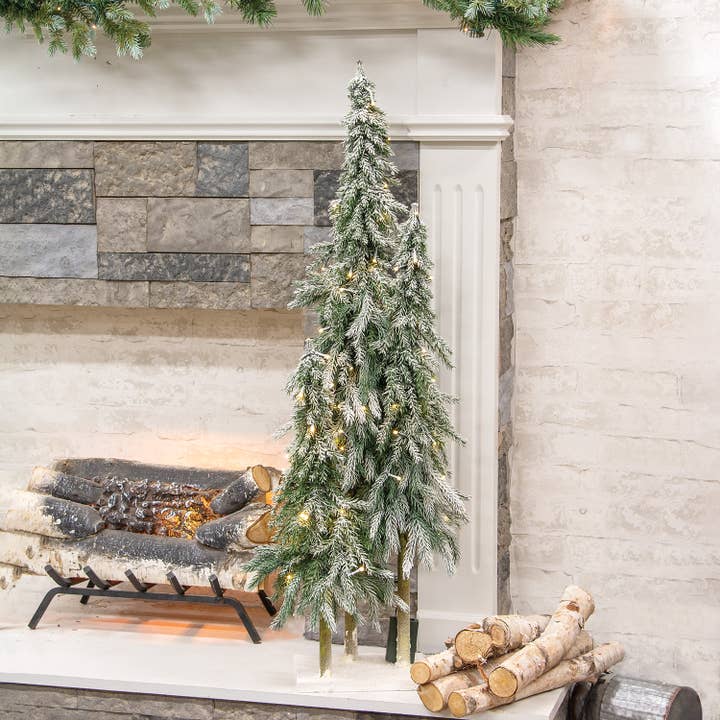 Bright Ideas – Großhandel Weihnachtsschmuck – Beleuchtete hohe schneebedeckte Pinien auf dem Sockel1