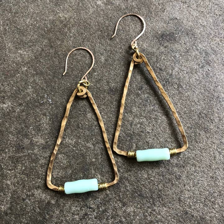 Boucles d'oreilles en laiton et verre aqua vintage pour la vente par Kate Stephen Jewelry