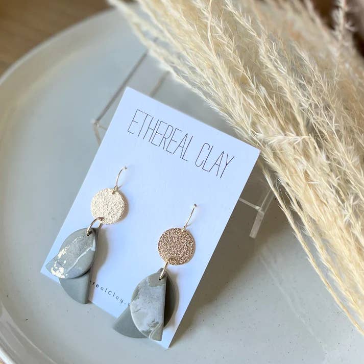 Boucles d'oreilles en argile faites main Alyssa L, style bohème, automne/hiver pour la vente par Ethereal Clay