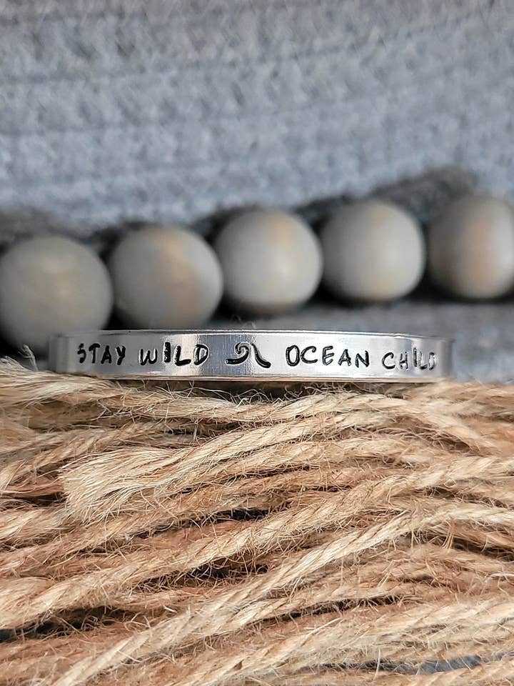 Manchette en aluminium Stay Wild Ocean pour enfant pour la vente par Jangles by Jan