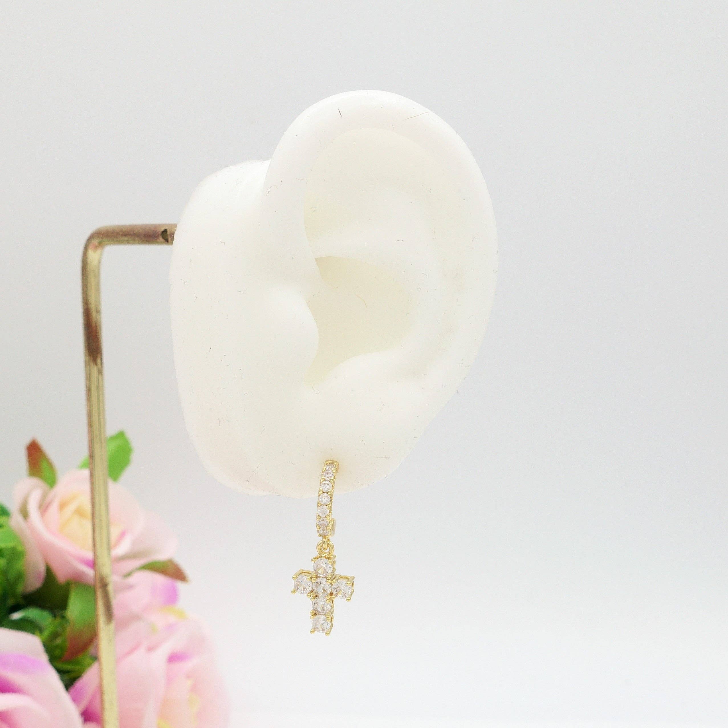 Daemon srls - Wholesale Huggie Earrings - SYLVIE CROSS HOOPS ~ Orecchini mini cerchio zirconato con croce in cubic zirconia4