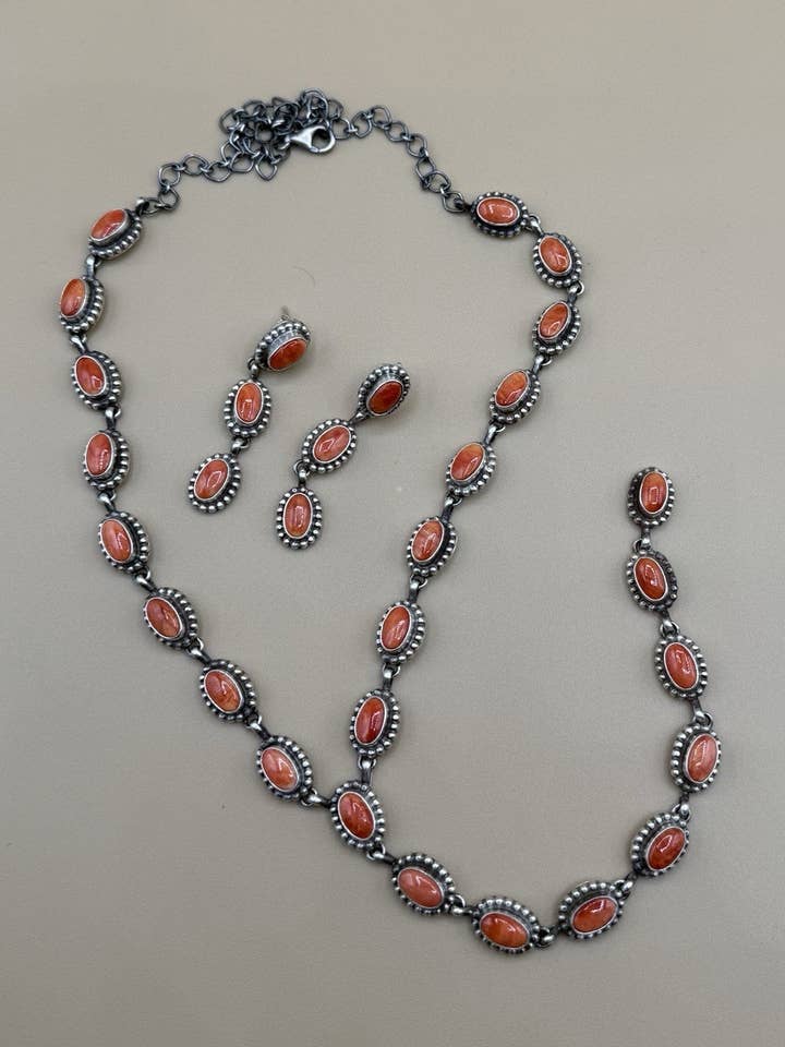 Navajo håndlavet lariat-halskæde i sterlingsølv med rød spiny oyster, lang. for engroshandel hos Native City Jewelry