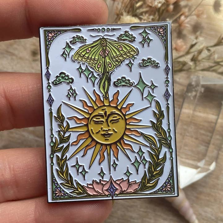 Enlighten – Engroshandel Reversnål/knap – Luna Moth og Sun Pin – Bærbar Kunst, Tarot-inspireret Design, Hattepin, Reversnål, Luna Moth Kunst, Boho Tilbehør af Melanie Bodnar