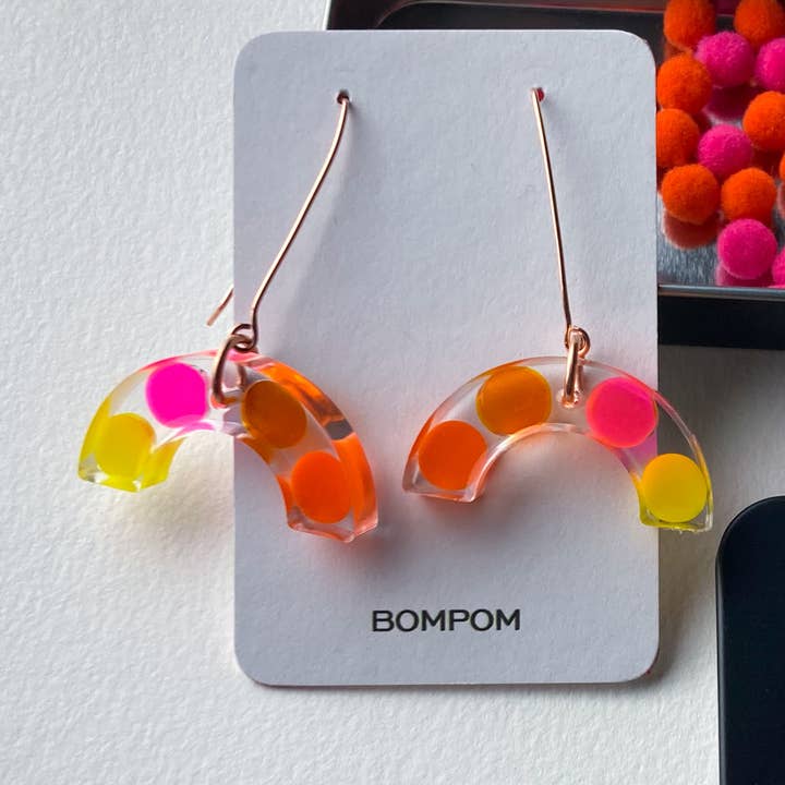 Rainbow Sunshine Dot Ohrringe aus Kunstharz, handgefertigt für den Großhandel von BOMPOM Studio Resin Jewelry