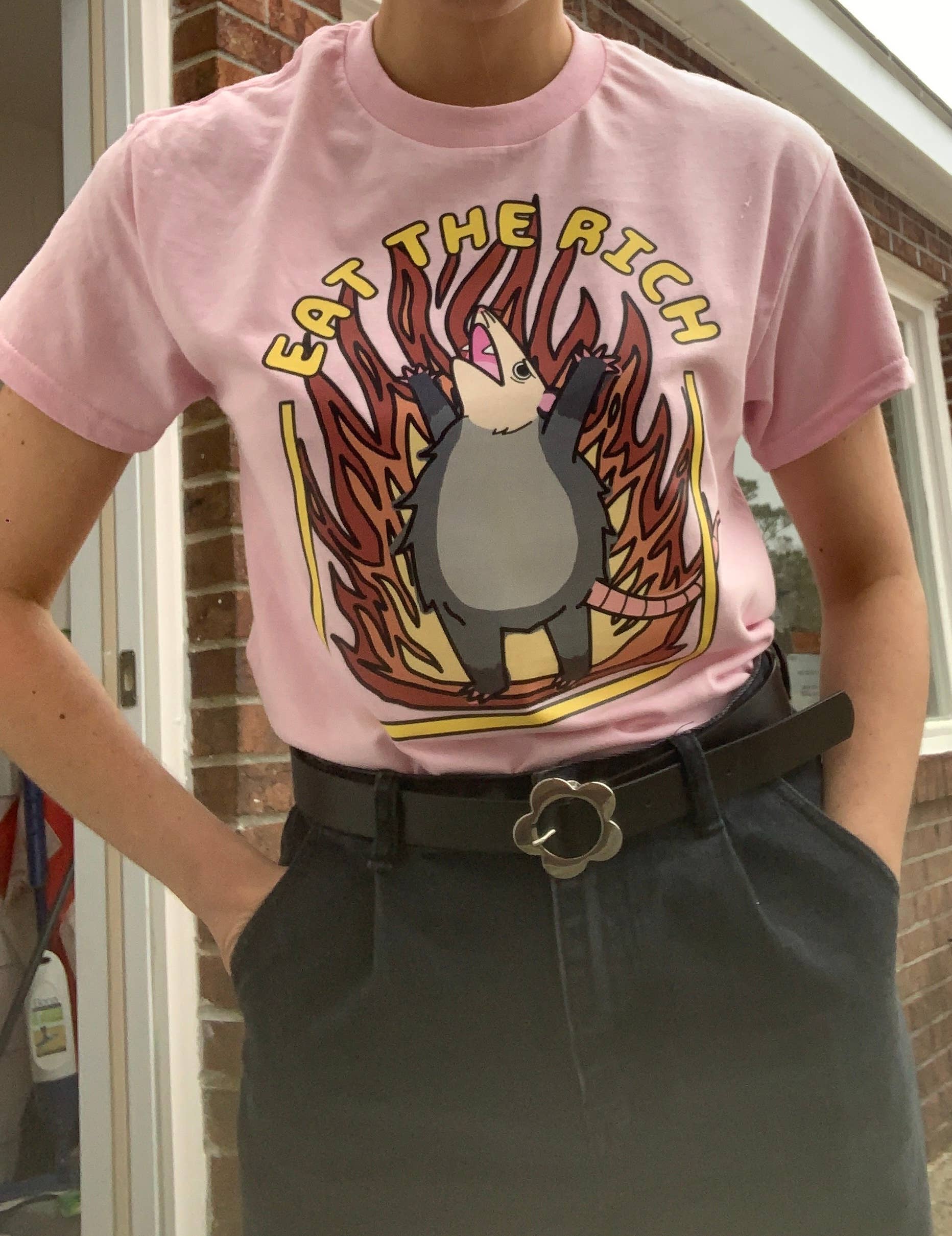 WoeBeGone Goods – Großhandel T-Shirt mit Siebdruck – Unisex – Eat the Rich Opossum T-Shirt//Chaotischer antikapitalistischer Punk2