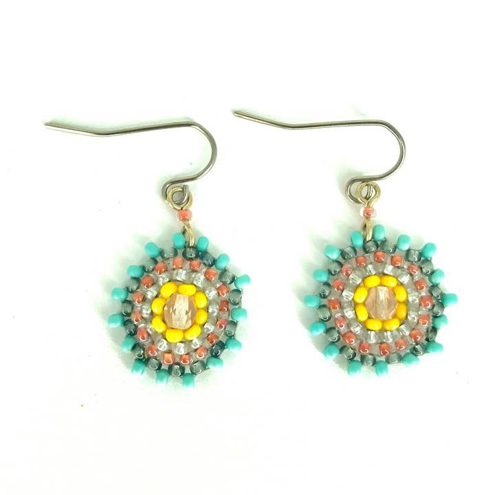 Boucles d'oreilles pendantes petites fleurs étoilées perlées - Sunrise pour la vente par KVZ Designs