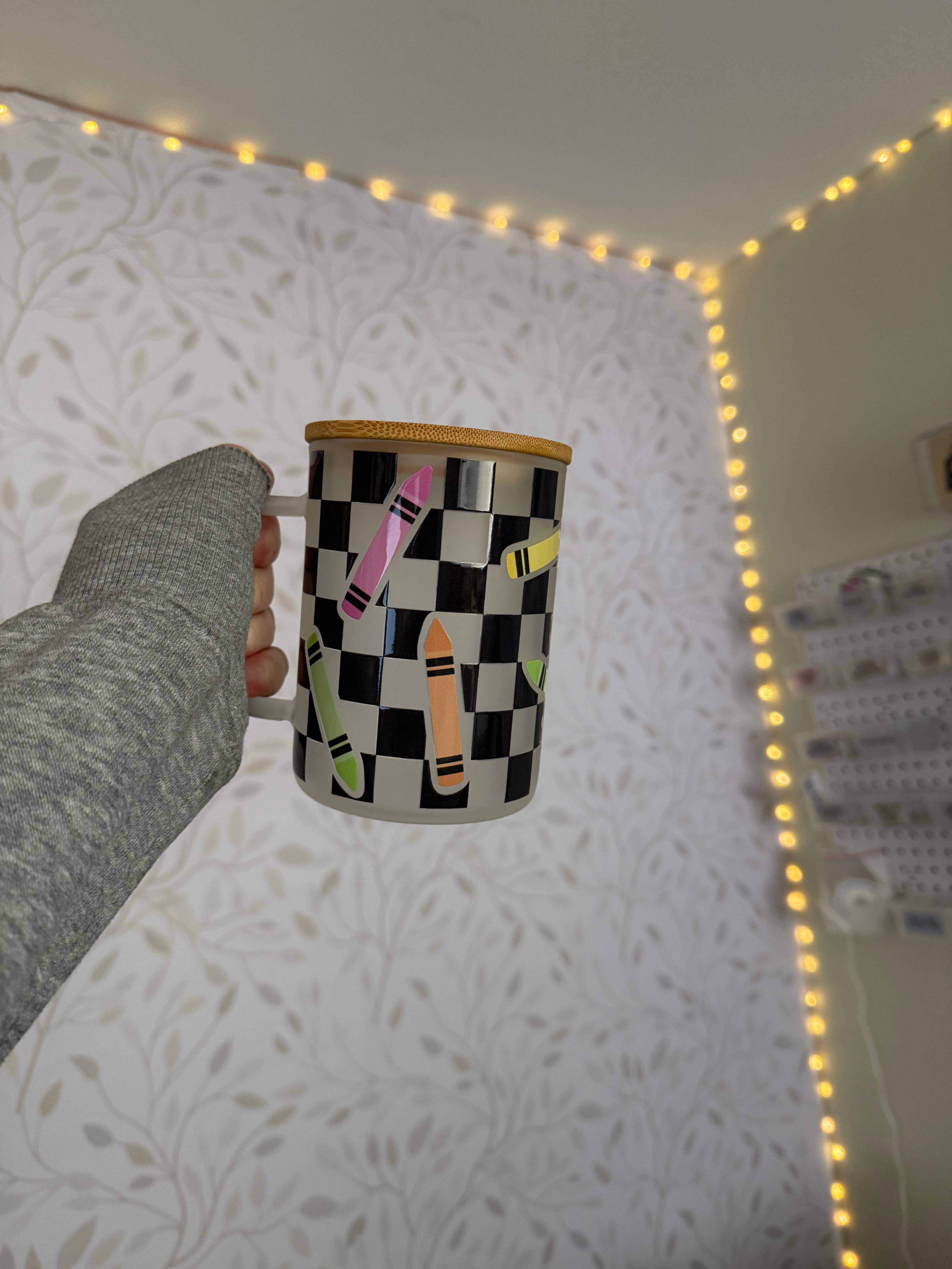 SKS Design Studio - Wholesale Geïsoleerd drinkgerei - Retro Krijtjes | UVDTF | 15oz Beker met Handvat, Deksel & Rietje1