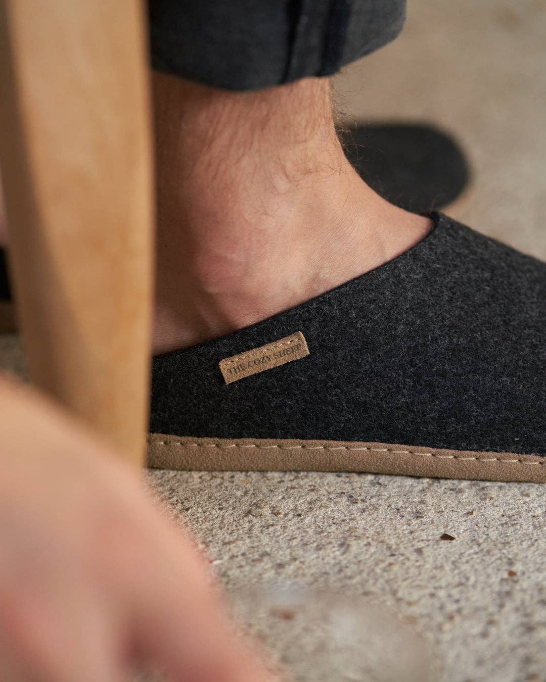 The Cozy Sheep - Wholesale Slides - Women's - Felted slippers with leather sole — Dark grey3