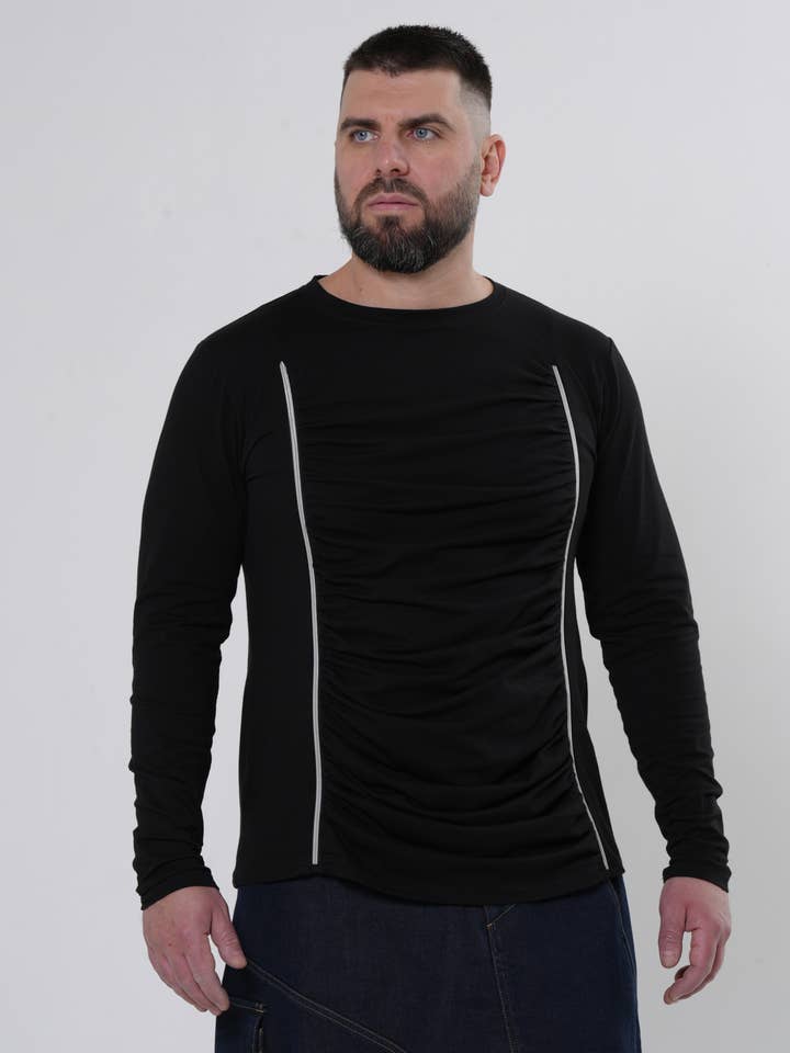 Haut à manches longues pour homme avec drapés à l'avant en noir pour la vente par Metamorphoza