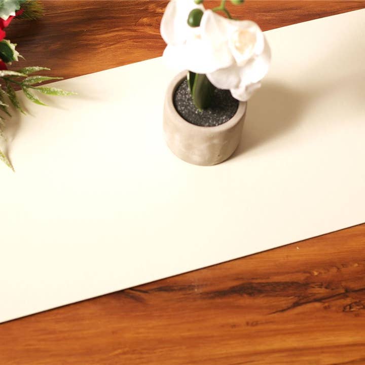 Chemin de table en cuir ivoire de luxe de 70 cm de long pour la vente par The Dapper House