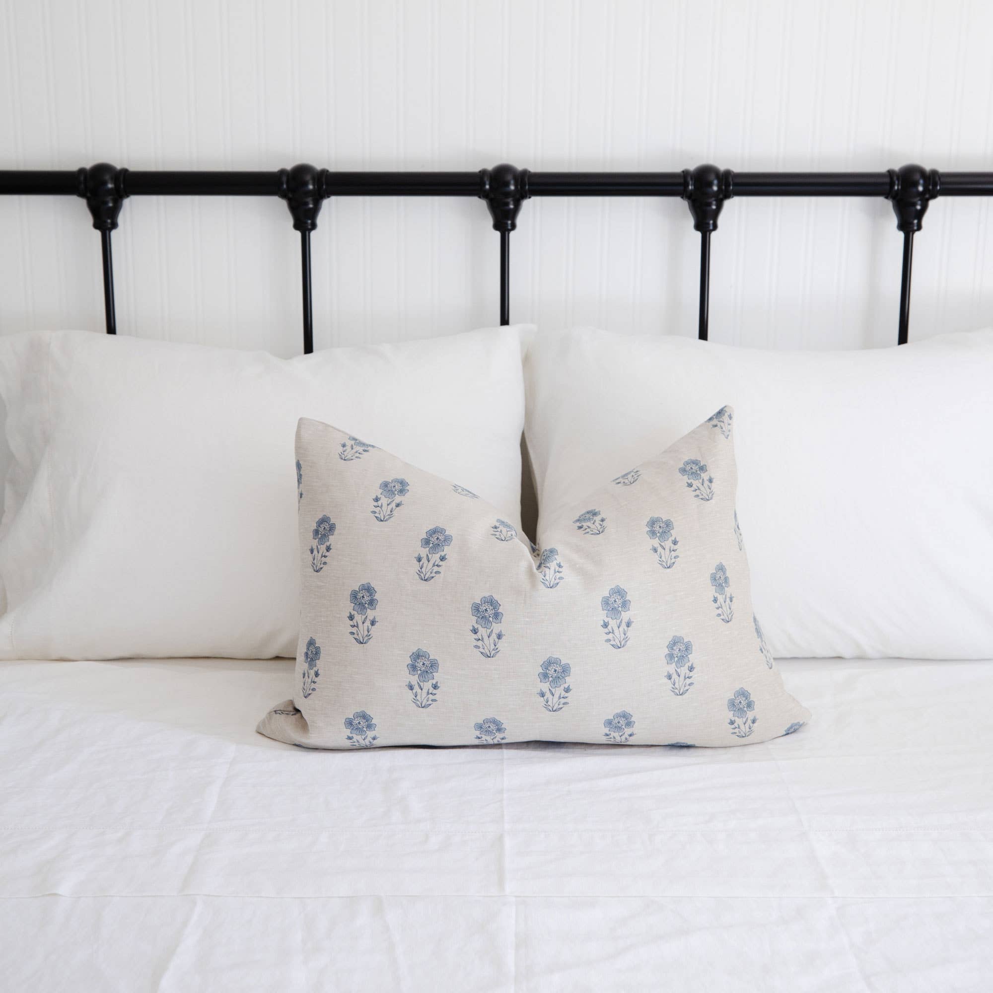 Cozy Prairie Linens Co. - Vente Housse de coussin - Petite housse de coussin à motif floral bleu Signature Linen3