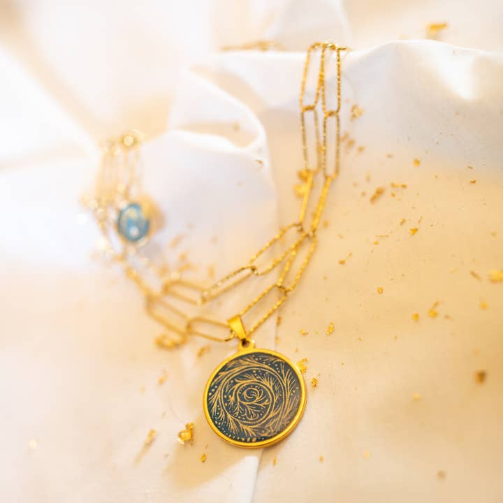 Colar pendente com padrão dourado pintado à mão por atacado de Cendres Bleues