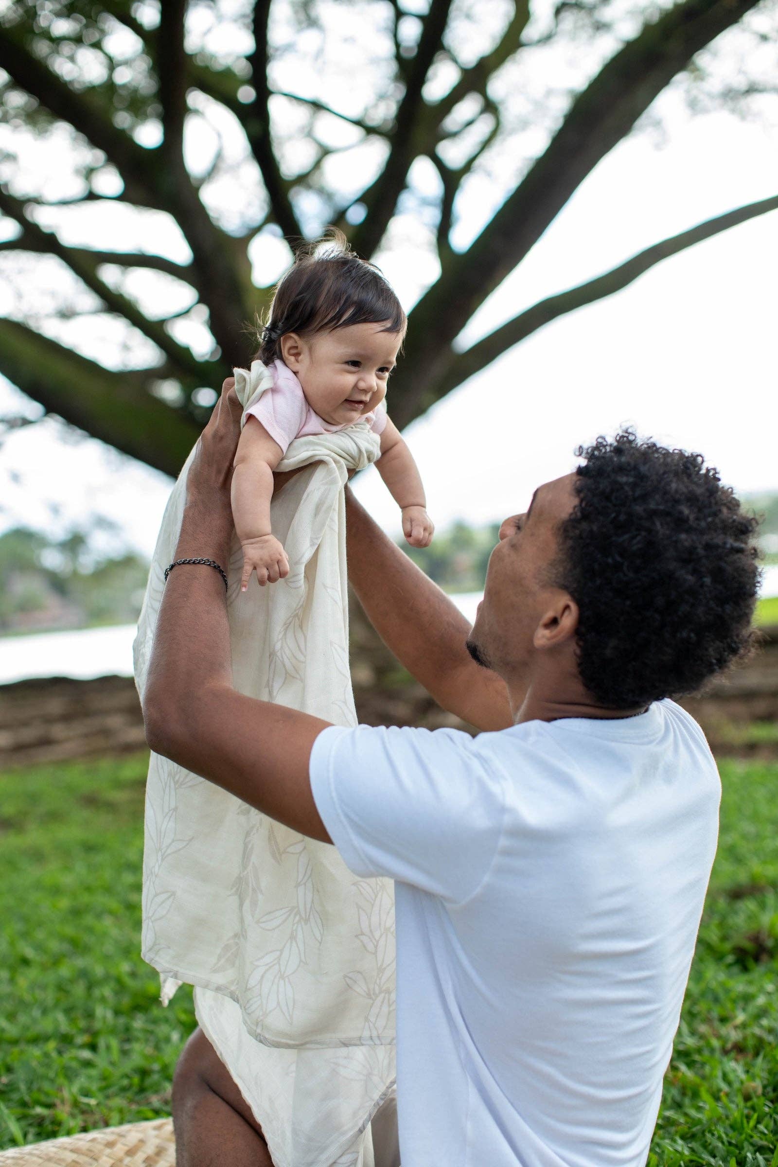 The Keiki Dept - Wholesale Swaddle - Baby - White Maile Strands Kapa Moe - Hawaiian Bamboo Swaddle7