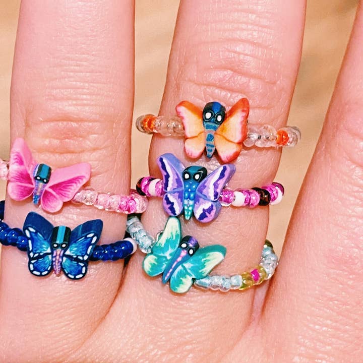 cutandcropped - Venta al por mayor Anillo de banda/apilable - Anillos de arcilla con cuentas de mariposa