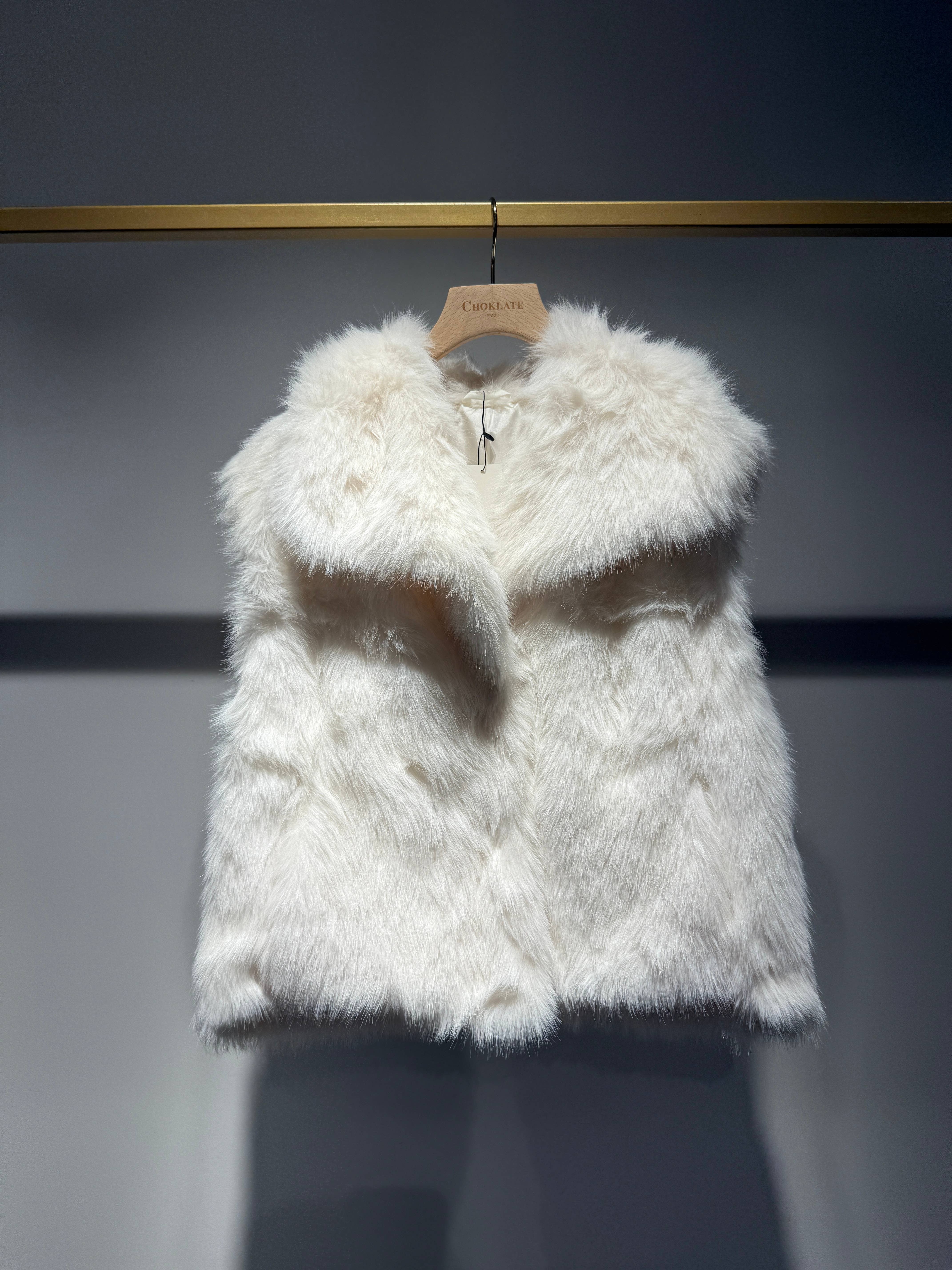 CHOKLATE PARIS - Wholesale Fur/Faux Fur Coat - Women's - Sleeveless faux fur jacket with notched collar - Y1280