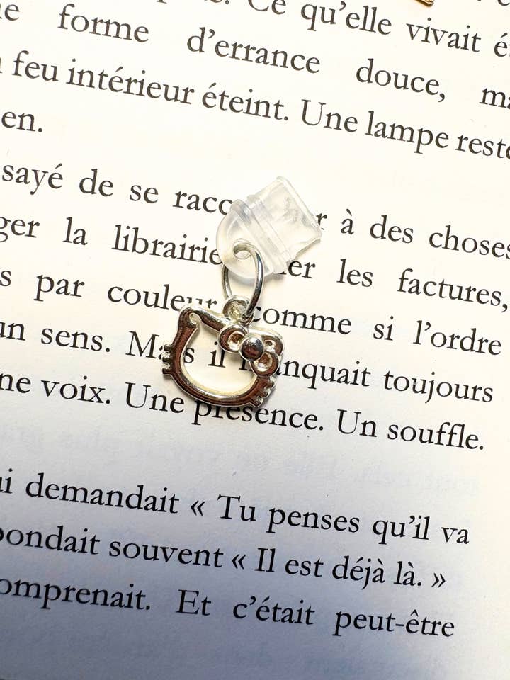 Charms anti-poussière Kitty pour la vente par Au fil des pages