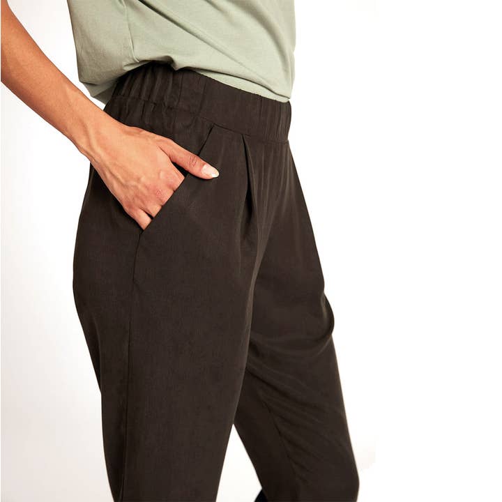 JUPP geplooide Tencel™ broek in zwart voor wholesale door WiDDA berlin