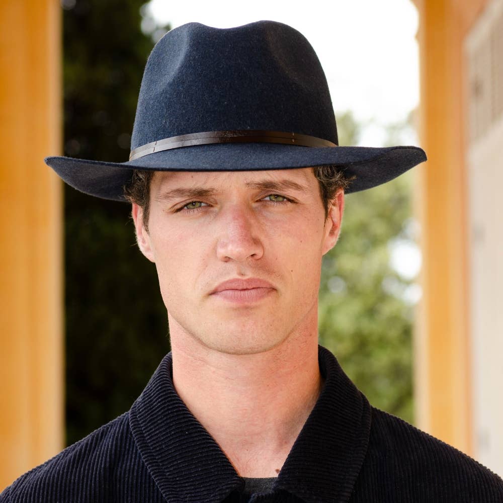 TRAVAUX EN COURS... – Großhandel Fedora-Hut – Damen – Filzhut mit Lederband und rohem Rand19