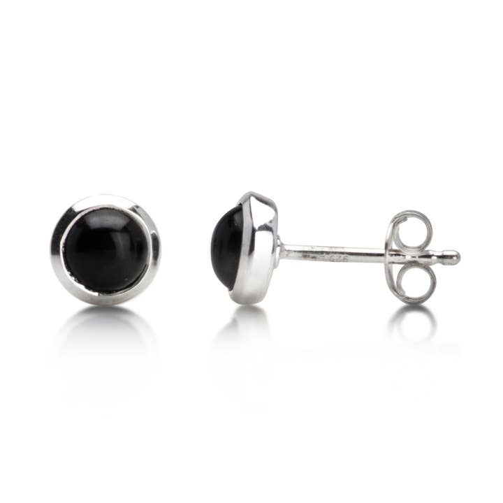 Puces d'oreilles rondes en onyx noir en argent sterling pour la vente par The Jewellery Store London