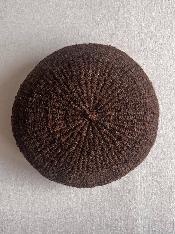 Rund kudde – Choklad (100% handfärgad fårull) för wholesale av CHACO Goods