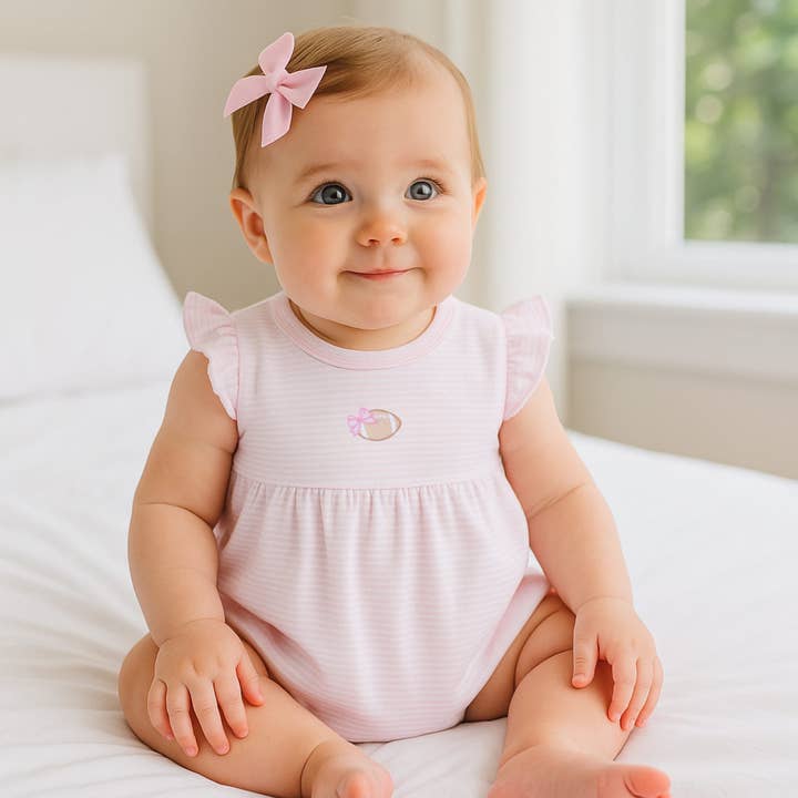 Touchdown Cutie Broderad Bubbla - Rosa för wholesale av Magnolia Baby