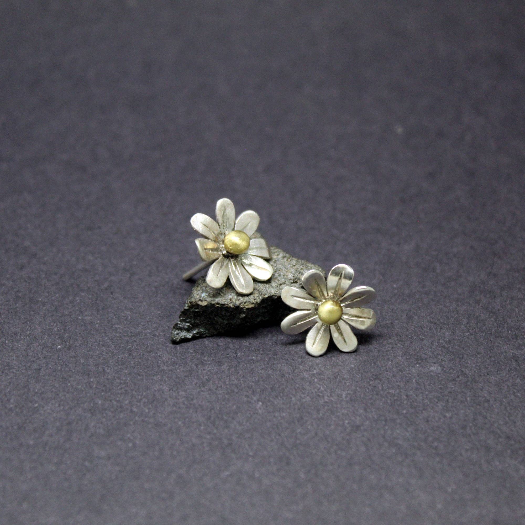 Plataica - Wholesale Stud/Post Earrings - Mini Daisy Earrings in 925 Silver and Brass2