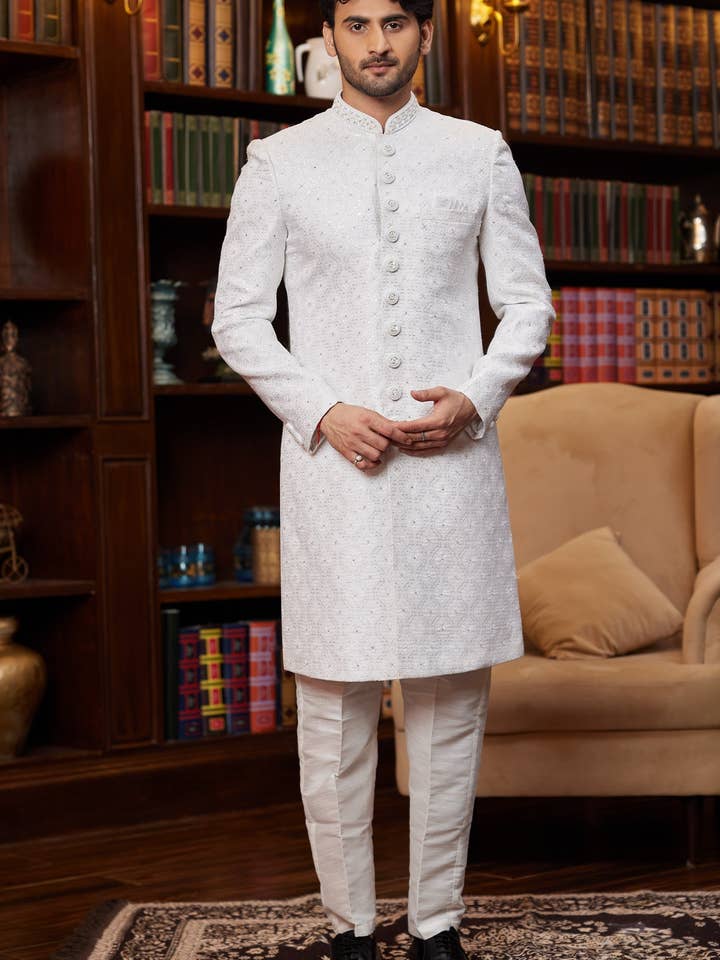 Sherwani traditionnel indo-occidental en soie jacquard blanc cassé, longue kurta et pantalon pour homme pour mariage - Broderie pour la vente par HATKE BRIDE