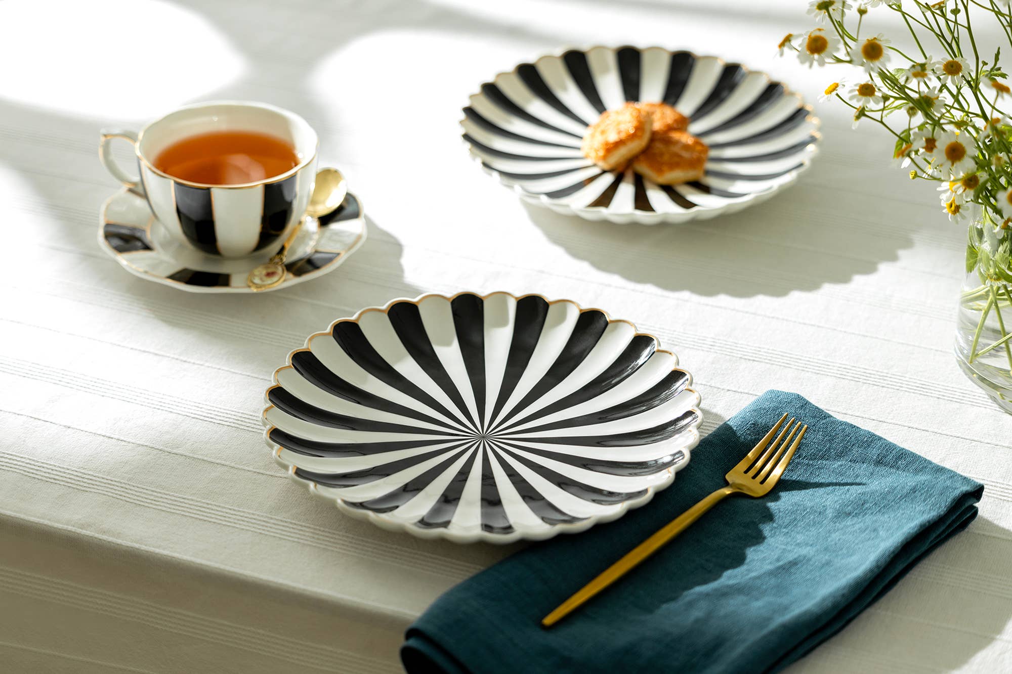 Grace Teaware - Wholesale Appetizer Serveware - Black and White 8.5" Scallop Fine Porcelain Dessert plate
