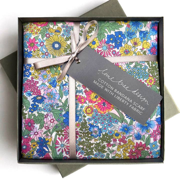 Foulard Bandana Quadrato: Realizzato in Tessuto Liberty Margaret Annie Pastel per la vendita all'ingrosso da parte di Lime Tree Design