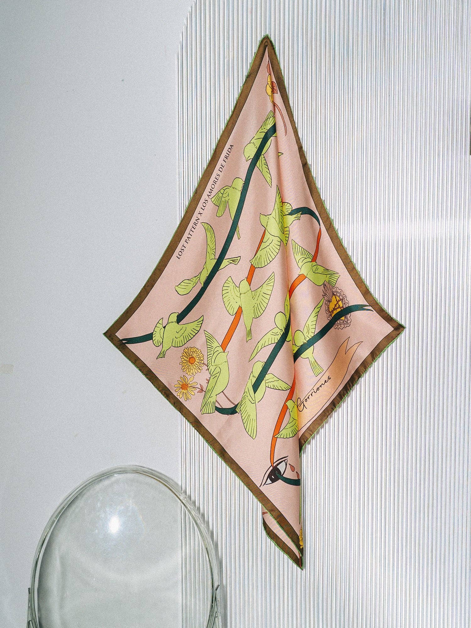 Verde neo Foulard a bandana in seta Frida x Lost Pattern «House of Frida» - Verde neon in vendita all'ingrosso su Faire6