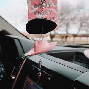 The Front Porch Label - Vendita all'ingrosso Ciondolo decorativo per auto - Donna - Ciondolo per specchietto retrovisore a forma di cappello da cowboy nero e rosa11