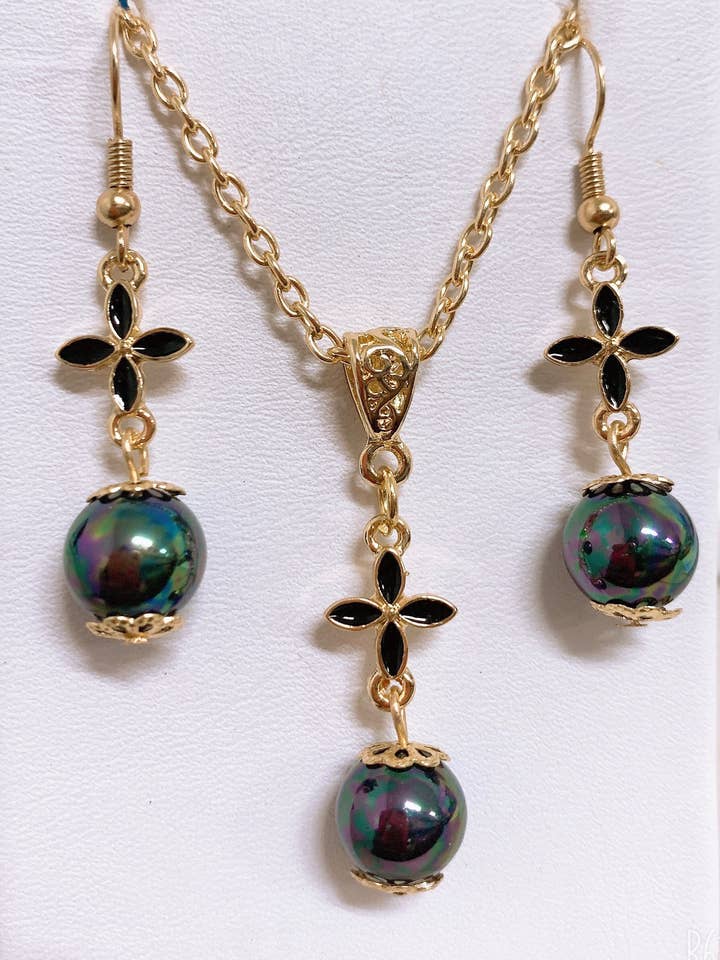 Flor tropical de esmalte negro: pendiente o collar Hamilton Gold con perlas de concha de pavo real para venta al por mayor de Anela's Jewelry