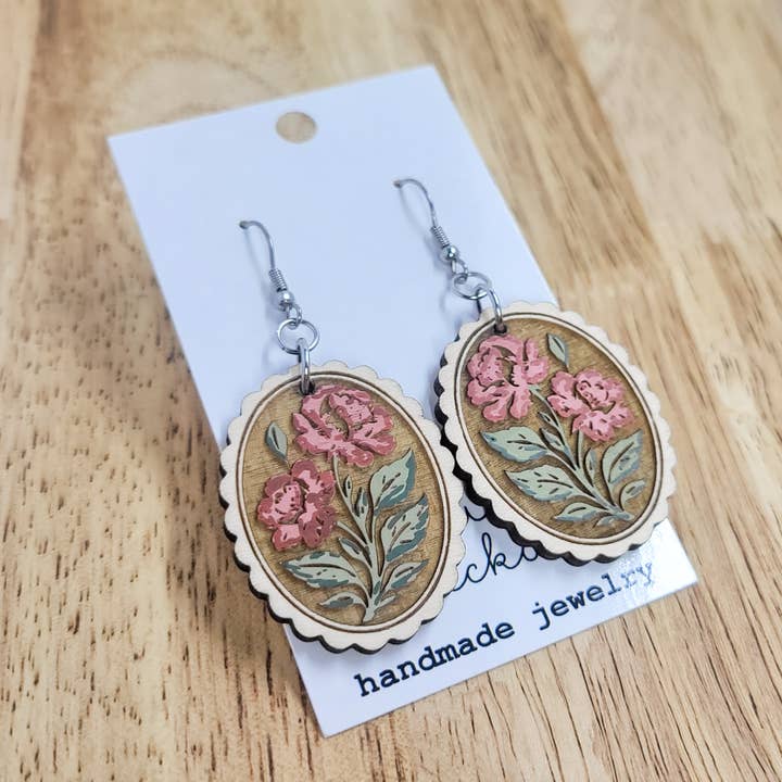 Pendientes Ovalados de Madera con Flores Silvestres Malva – Botánicos Pintados a Mano para venta al por mayor de The Purple Chickadee