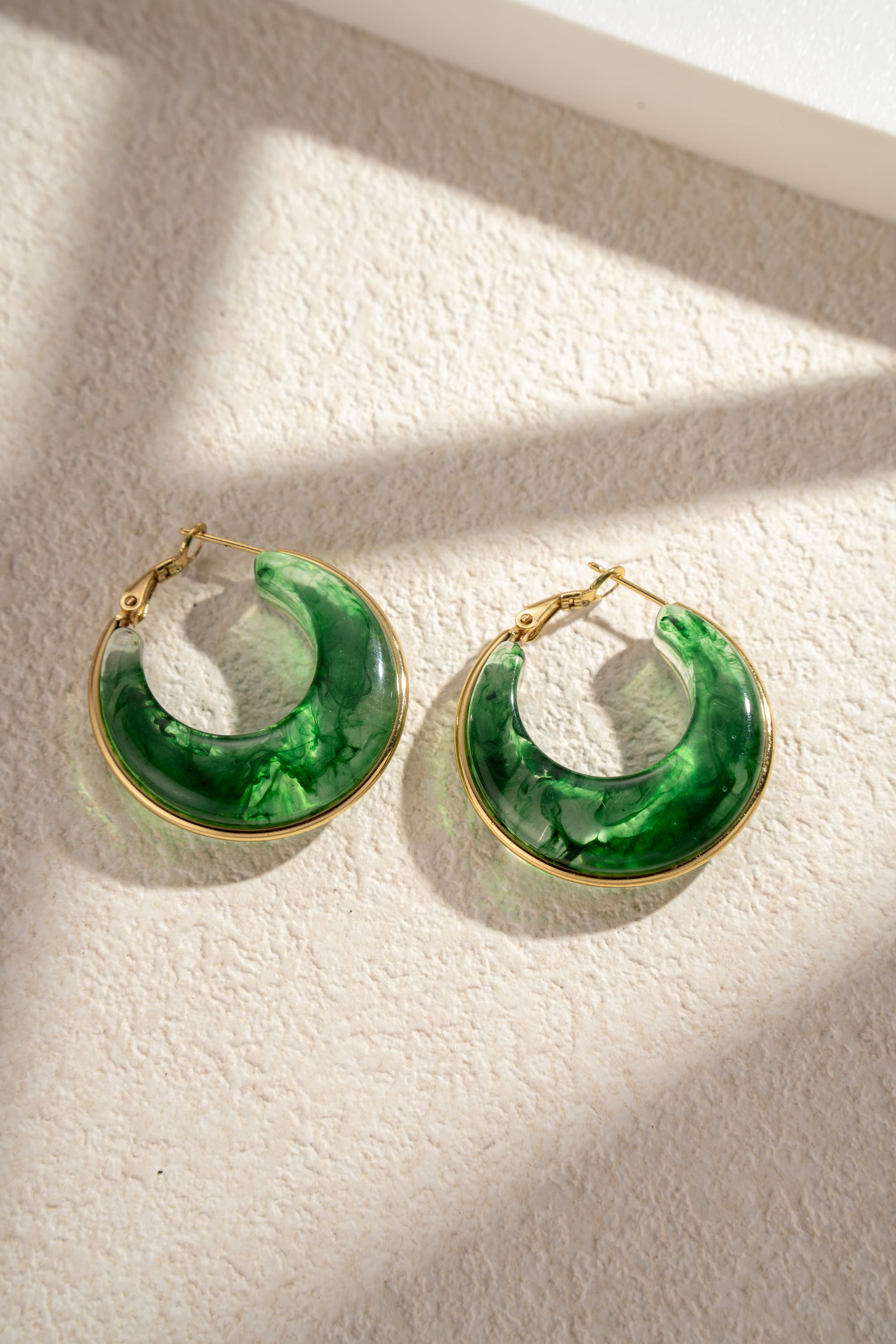 COSMOS – Großhandel Hoops – Marmorharz-Creolen Edelstahl Eleganz Natur2