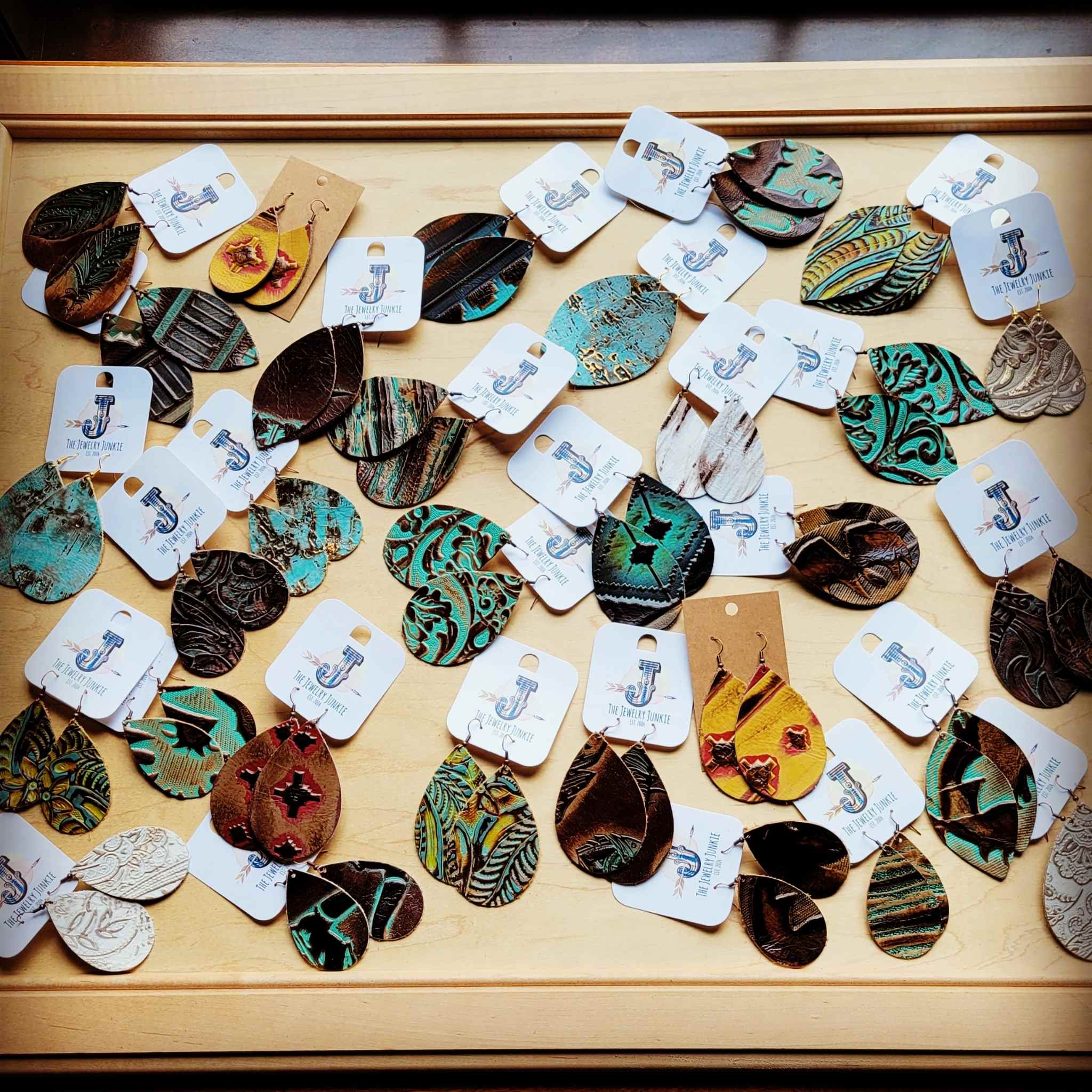 The Jewelry Junkie - Vendita all'ingrosso Orecchini pendenti - Set Iniziale Orecchini in Pelle Incisa - 10 Paia 208p2