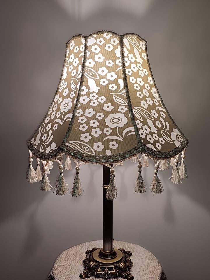 Vintageinspirerad blommig spetsbordslampa med tofsdetalj och antik mässingsbas. 2002 för wholesale av DelightLamps