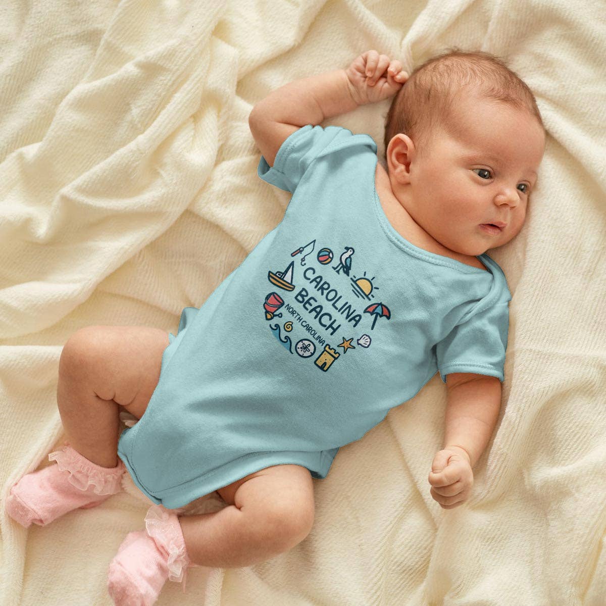 RetroPlanet – Großhandel Body (ohne Füße) – Baby – Ihre Beach Doodles Icons Namensschild Babystrampler NB-24 Monate4