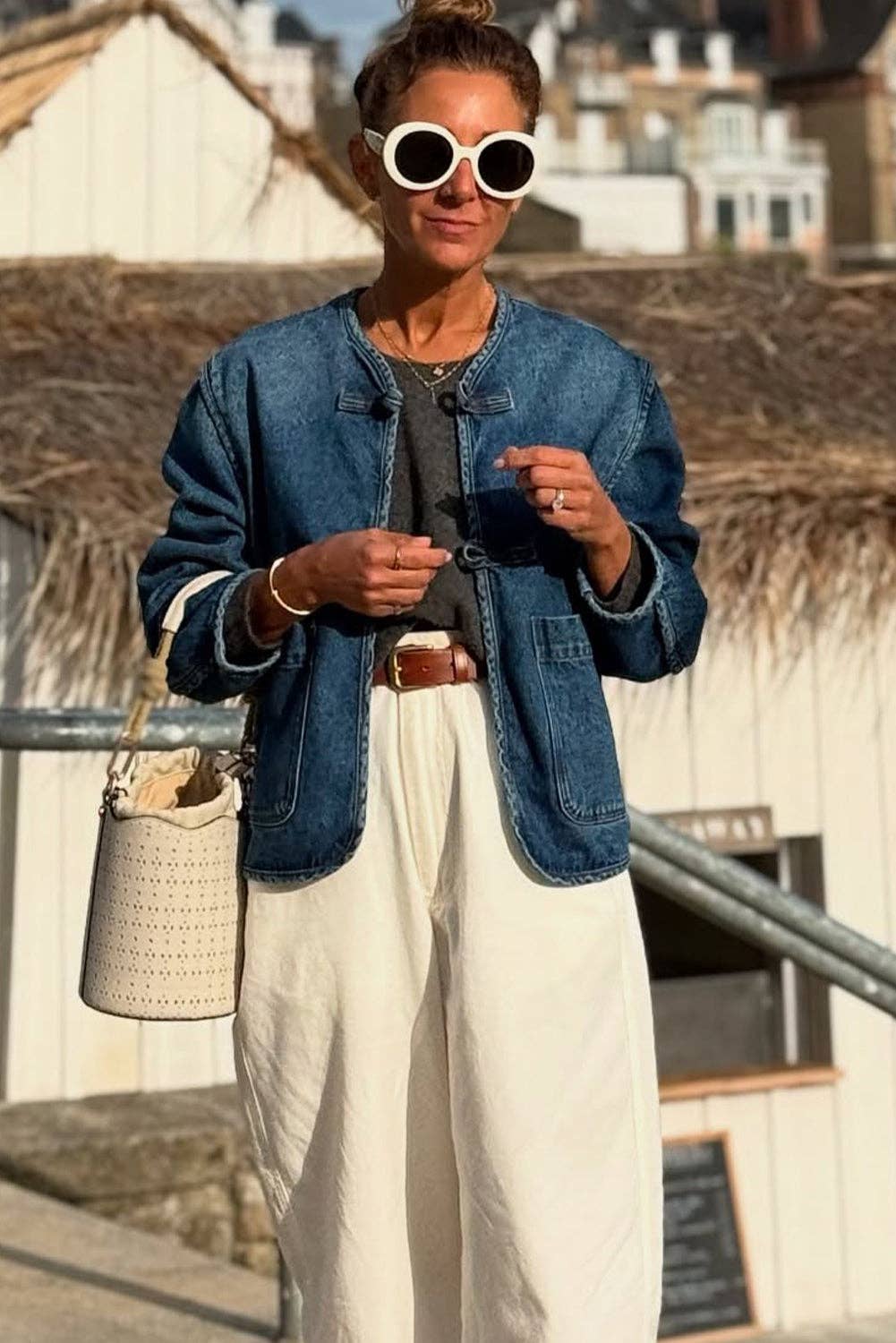 Sail Blue Giacca di jeans blu vintage con chiusura a vela, grandi tasche applicate, taglio dritto e lavaggio profondo. in vendita all'ingrosso su Faire4