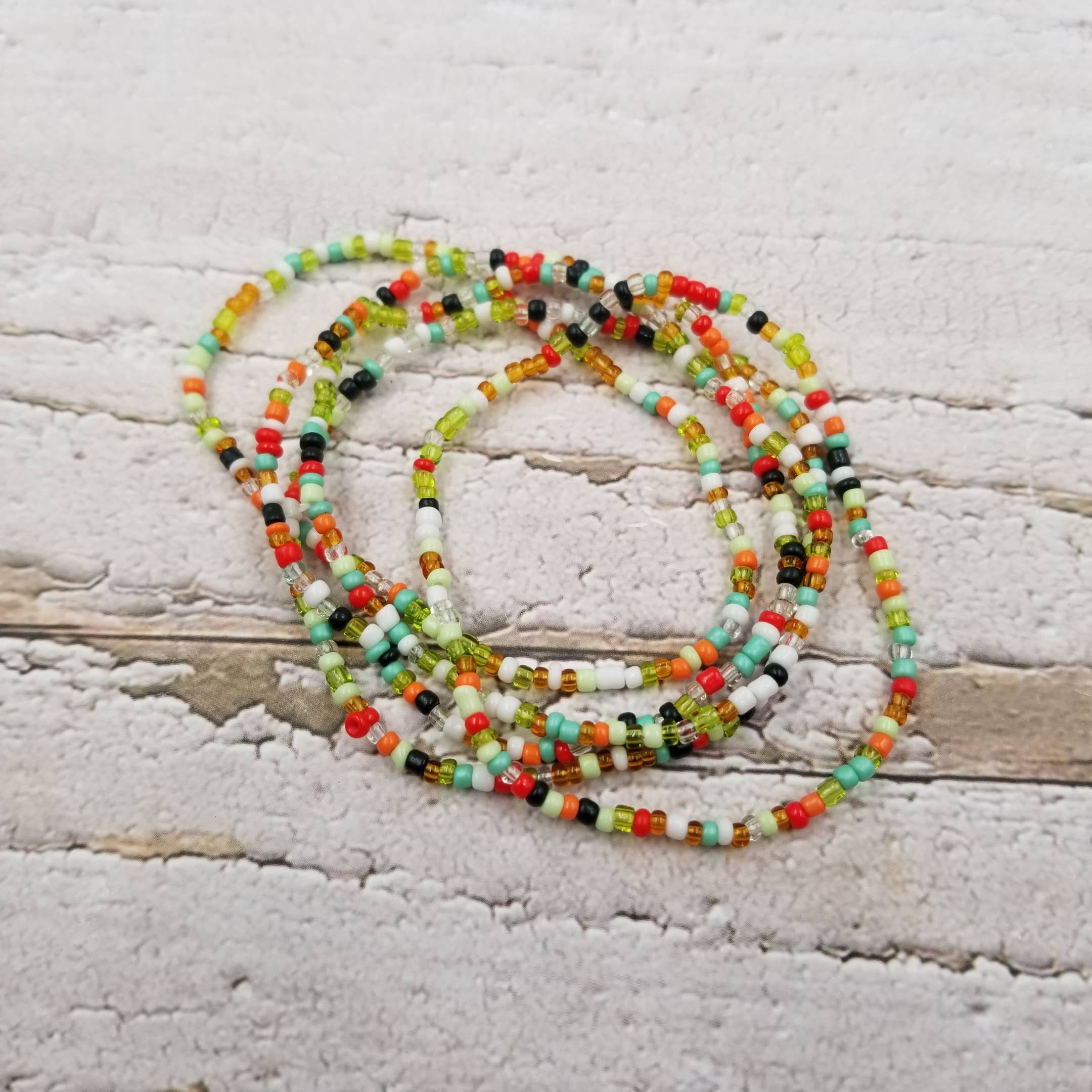 Treasure Wholesale - Venta al por mayor Juegos de joyas - Juego de 30 pulseras con forma de semillas coloridas de Boho Vacation6