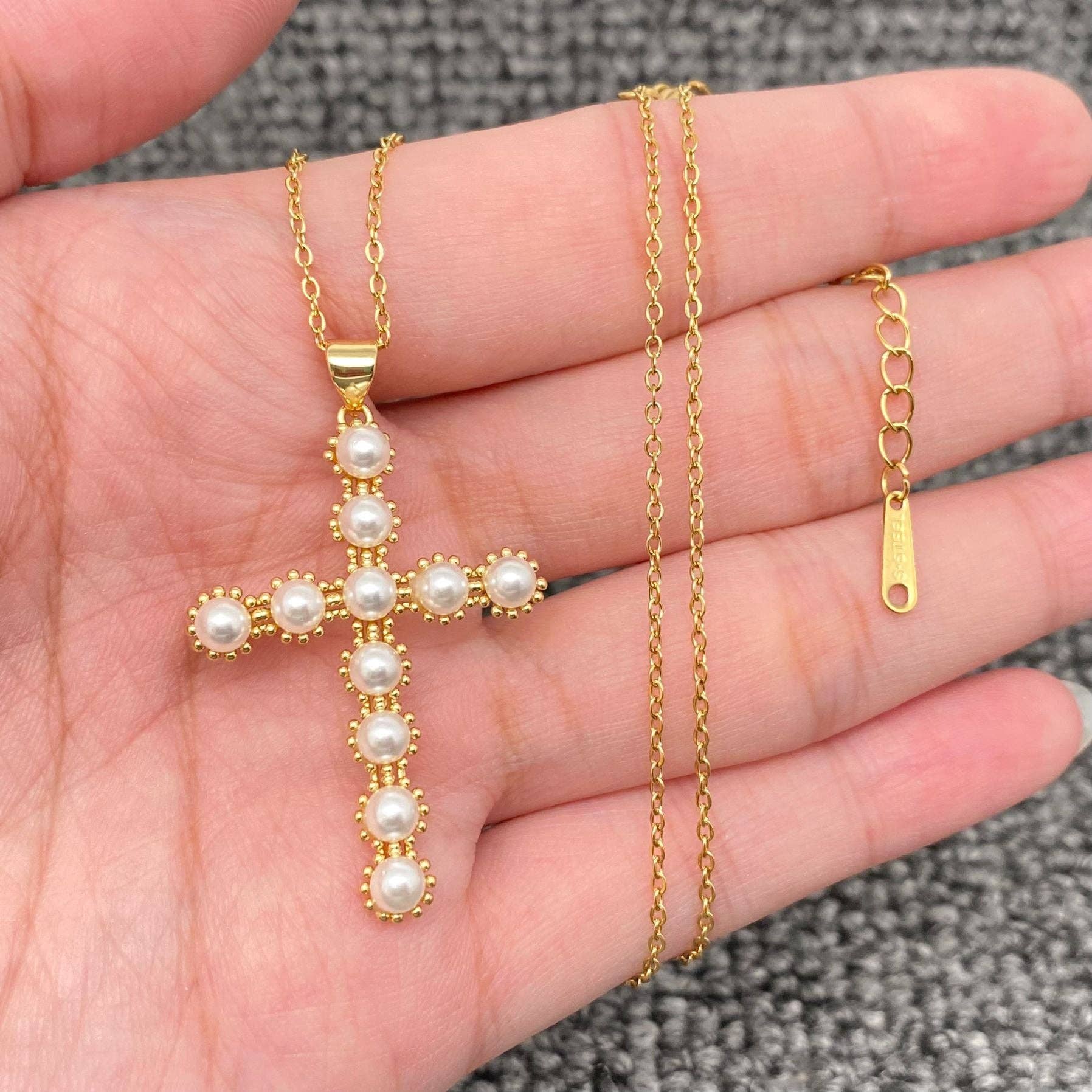 Mio Queena - Wholesale Halskettinghanger - Multi-stijl ketting met gouden hanger van strass en zirkonia kruis12